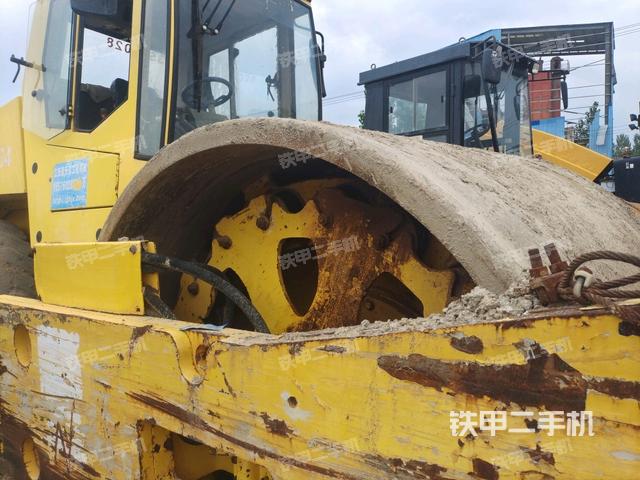 前车架正右侧（压路机前后车架）