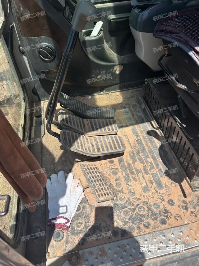 座椅右侧控制台/钥匙门/油门/含右手柄（驾驶室部分）