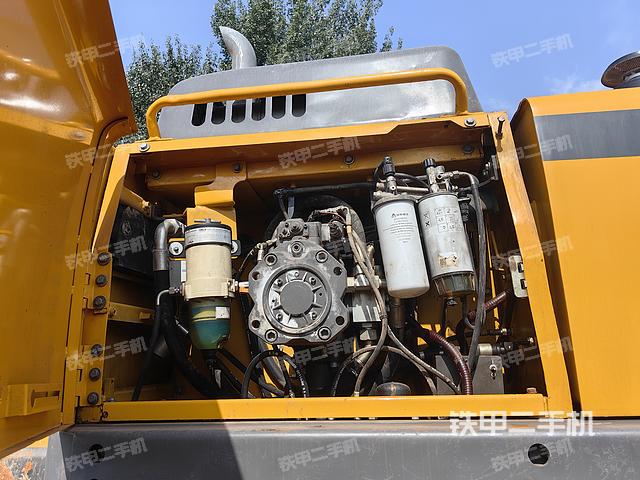 液壓泵艙室正面整體(整機外觀) 液壓泵艙室正面整體(整機外觀)