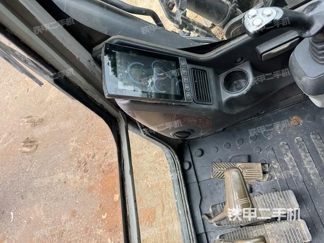 行走控制手柄和踏板?俯拍（駕駛室部分）