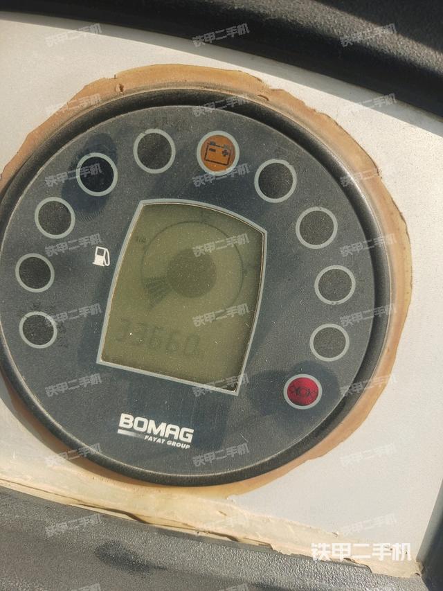 驾驶室内座椅、仪表操作手柄全景（压路机驾驶室）