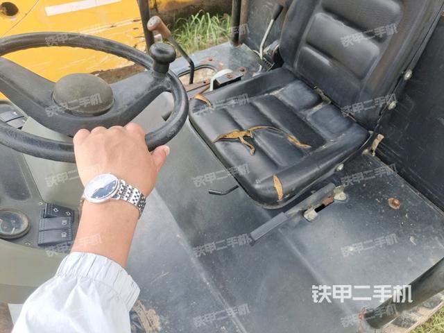 驾驶室内座椅、仪表操作手柄全景（压路机驾驶室）