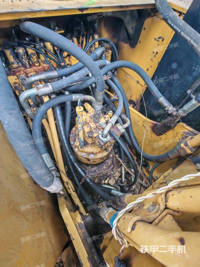 回轉(zhuǎn)馬達(dá)和主控閥（整機(jī)外觀）