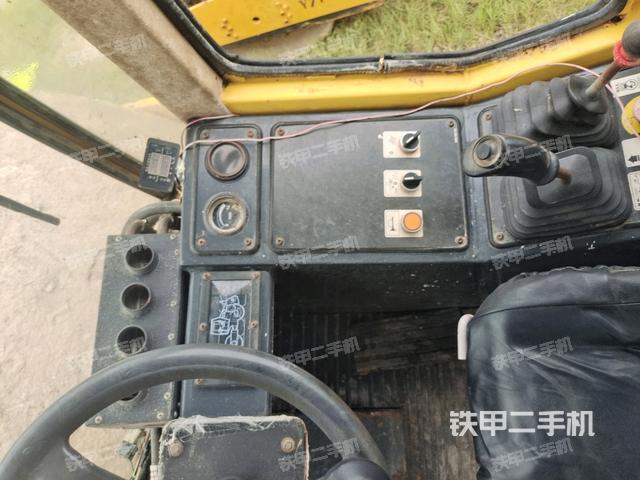 驾驶室顶蓬内（压路机驾驶室）