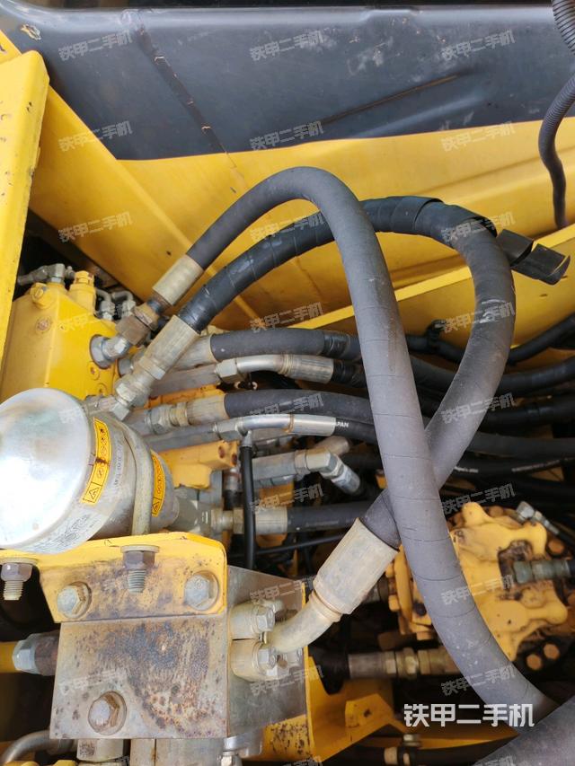 回轉(zhuǎn)馬達(dá)和主控閥（整機(jī)外觀）