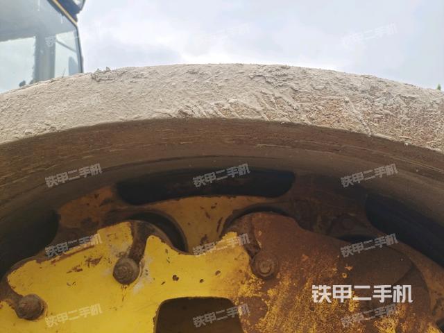 后轮左侧全景（压路机前后车架）