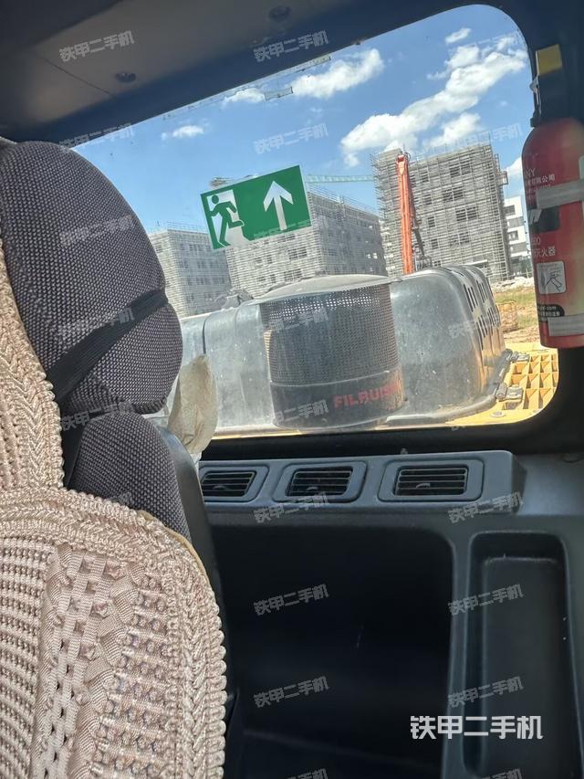 行走控制手柄和踏板?俯拍（駕駛室部分）