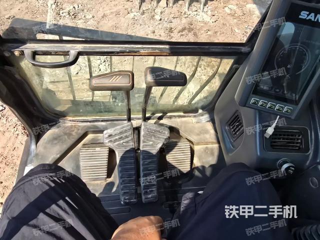 駕駛室整體(整機外觀) 駕駛室整體(整機外觀)