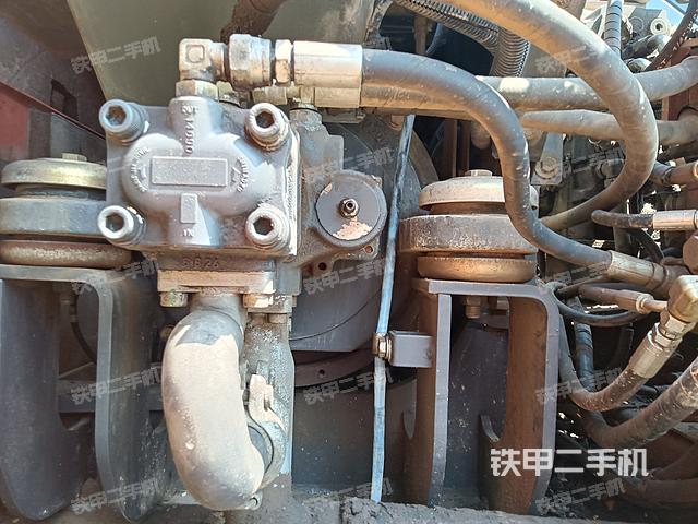 液壓泵艙室正面整體(整機(jī)外觀) 液壓泵艙室正面整體(整機(jī)外觀)