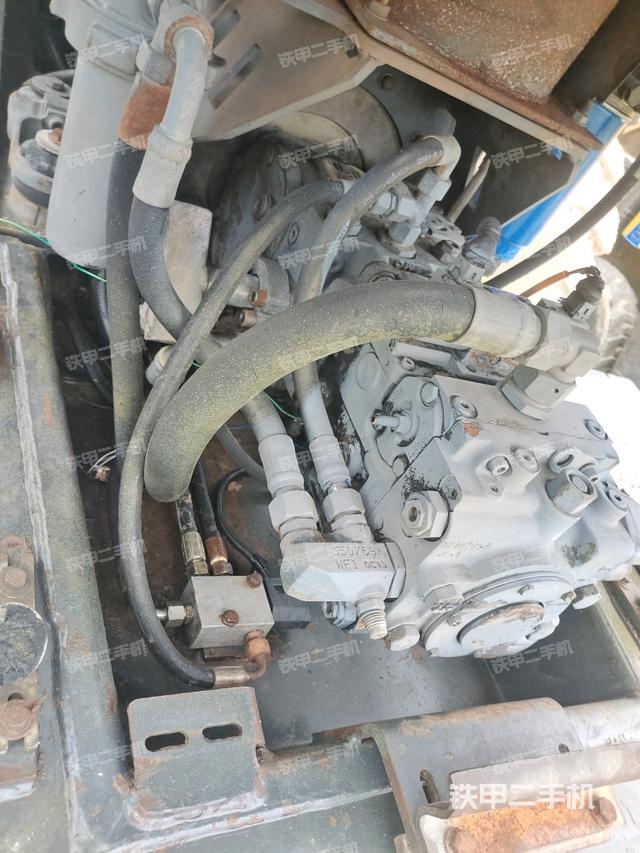 分动箱或变速箱（压路机发动机舱）