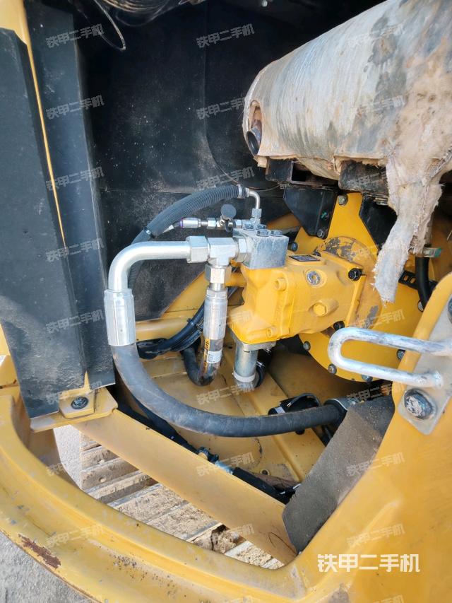 液压泵舱室正面整体（整机外观）