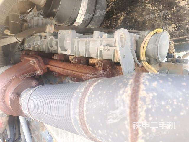 发动机上部全景（压路机发动机舱）