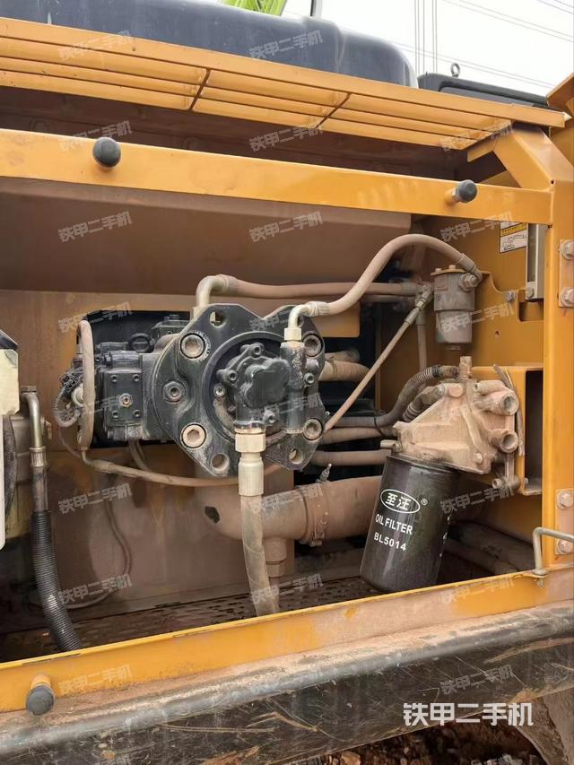 液壓泵艙室正面整體（整機外觀）