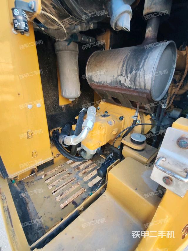 液壓泵艙室正面整體（整機(jī)外觀）