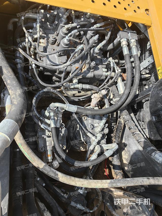 回轉(zhuǎn)馬達和主控閥(整機外觀) 回轉(zhuǎn)馬達和主控閥(整機外觀)