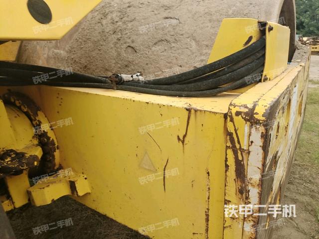 前轮右侧减震块连接及部件（压路机前后车架）