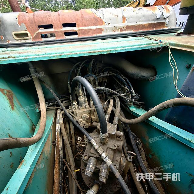 回轉(zhuǎn)馬達(dá)和主控閥（整機(jī)外觀）