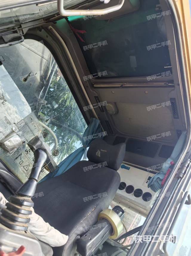 駕駛室整體(整機(jī)外觀) 駕駛室整體(整機(jī)外觀)