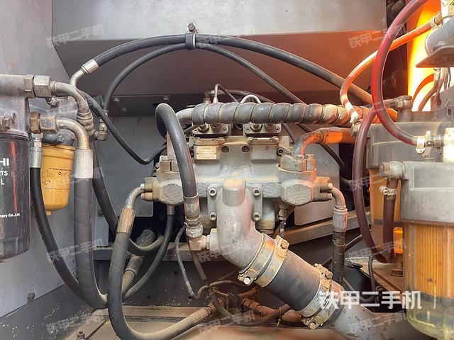 液压泵舱室正面整体（整机外观）