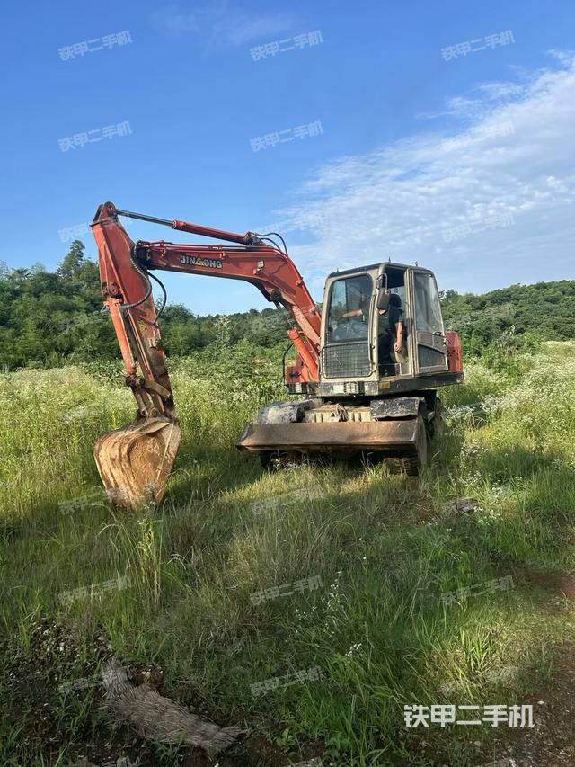 駕駛室頂部(整機(jī)外觀) 駕駛室頂部(整機(jī)外觀)