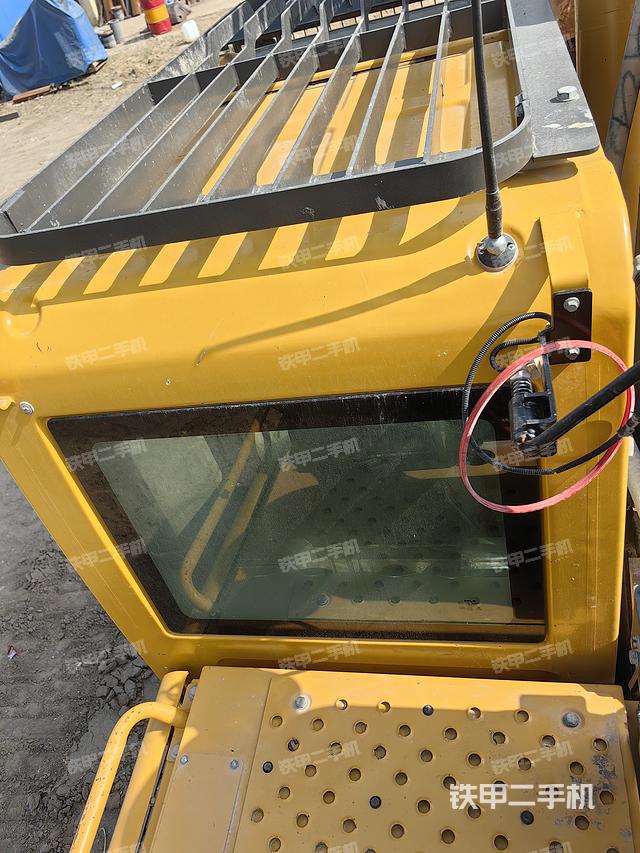 駕駛室頂部(整機外觀) 駕駛室頂部(整機外觀)