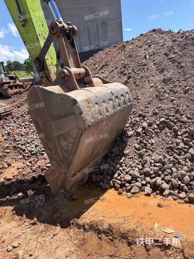 大臂油缸整体 竖拍（工作和回转装置）