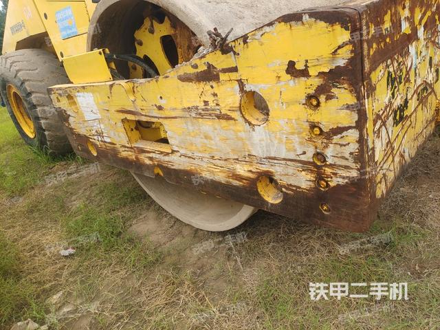 前车架正左侧（压路机前后车架）