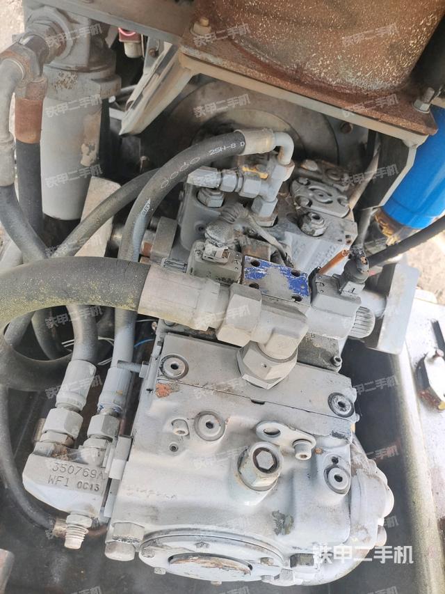 发动机右侧全景（压路机发动机舱）