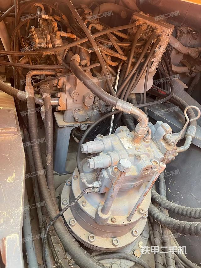 回转马达和主控阀（整机外观）