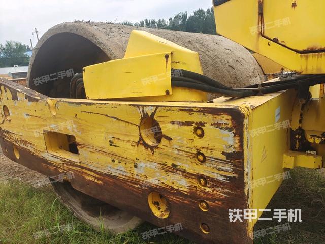 铰接正左侧（压路机前后车架）