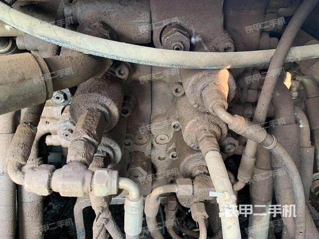 回转马达和主控阀（整机外观）