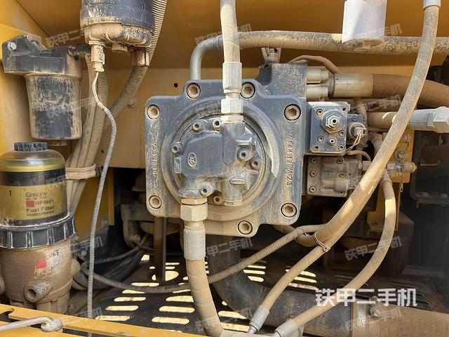 液压泵舱室正面整体（整机外观）