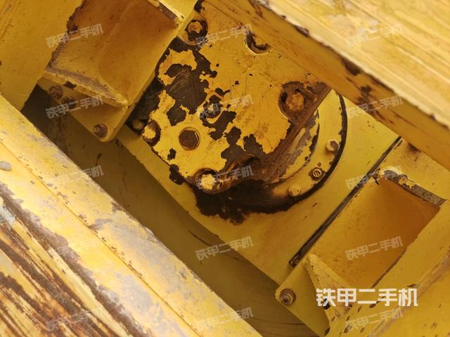 铰接正右侧（压路机前后车架）