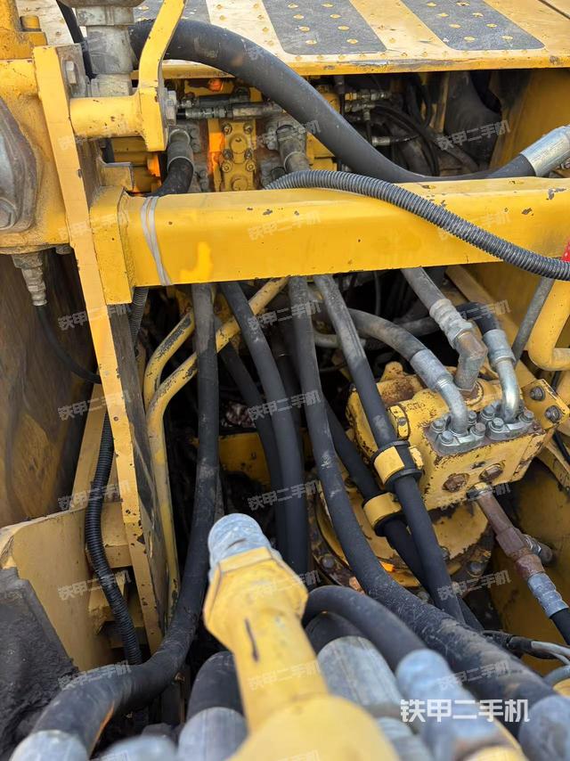 回轉(zhuǎn)馬達和主控閥(整機外觀) 回轉(zhuǎn)馬達和主控閥(整機外觀)