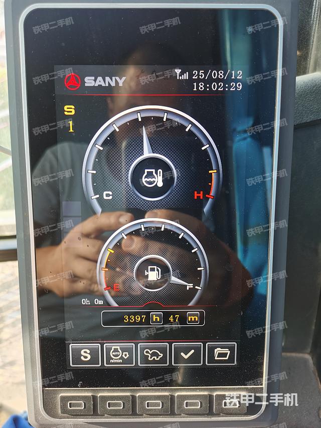 駕駛室整體(整機外觀) 駕駛室整體(整機外觀)