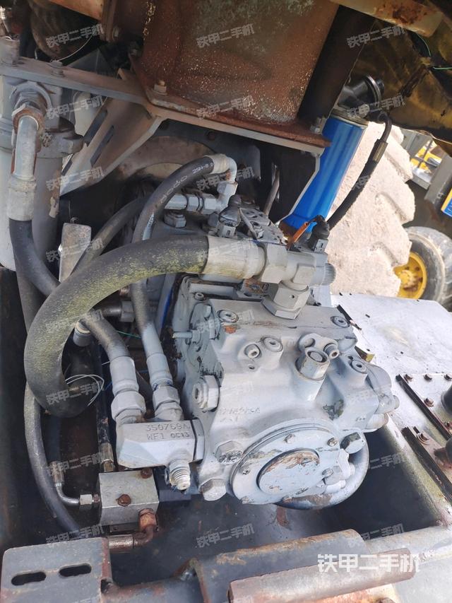 发动机左侧全景（压路机发动机舱）