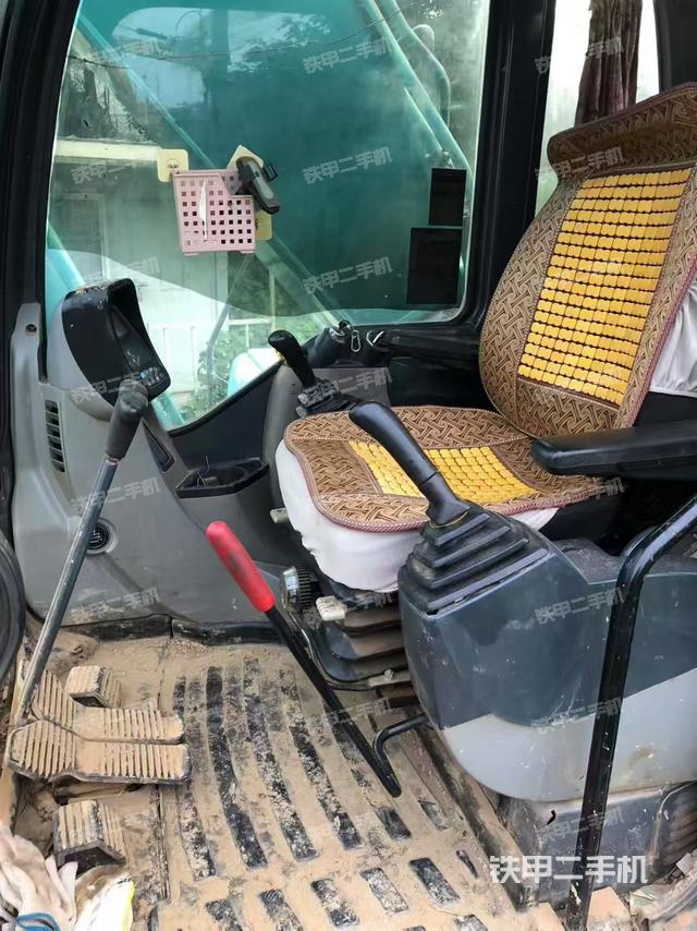 駕駛室頂部（整機外觀）