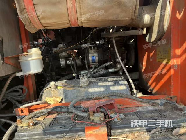 液壓泵艙室正面整體(整機外觀) 液壓泵艙室正面整體(整機外觀)