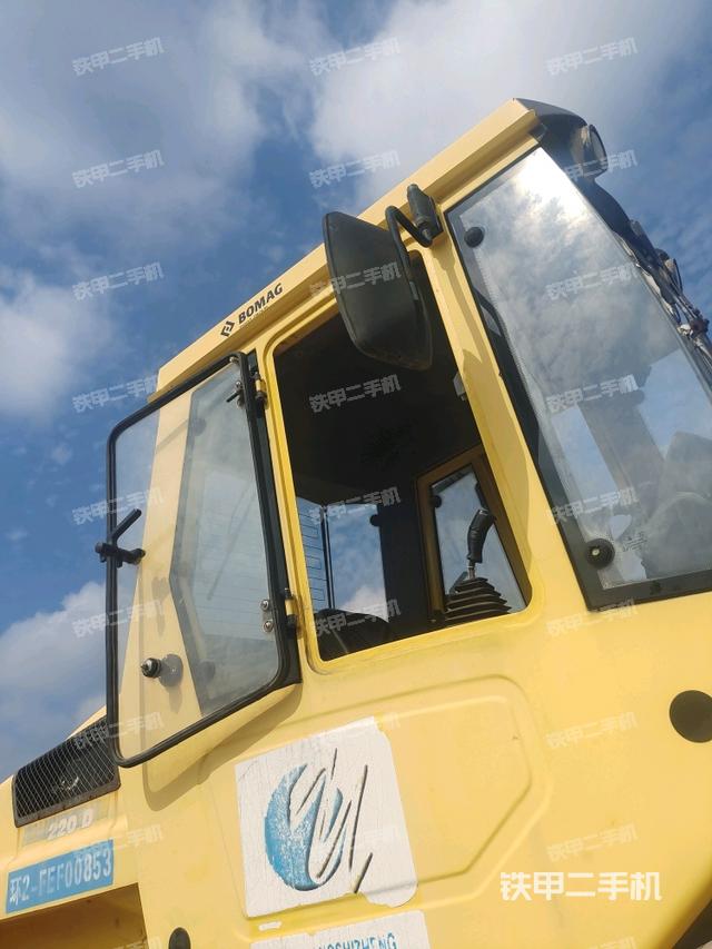 左侧正面照（压路机驾驶室）