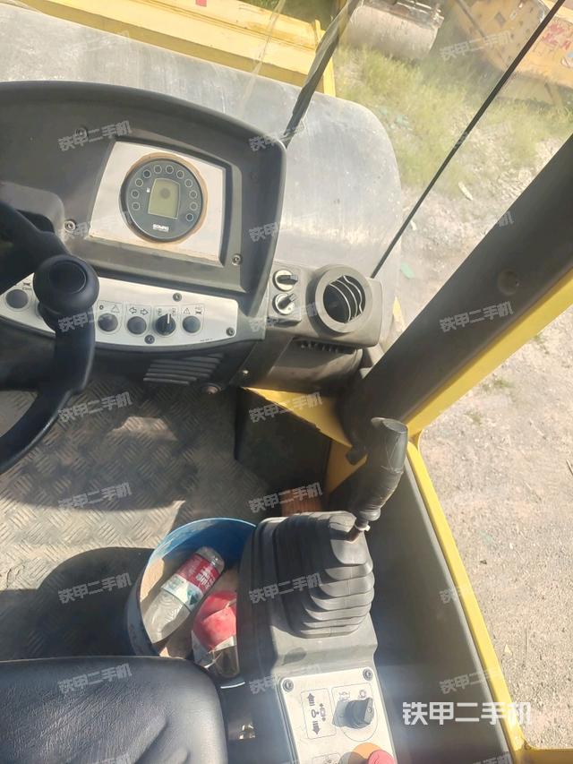 驾驶室侧向上照全景（压路机驾驶室）