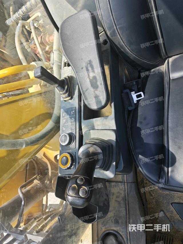 座椅右側(cè)控制臺/鑰匙門/油門/含右手柄（駕駛室部分）