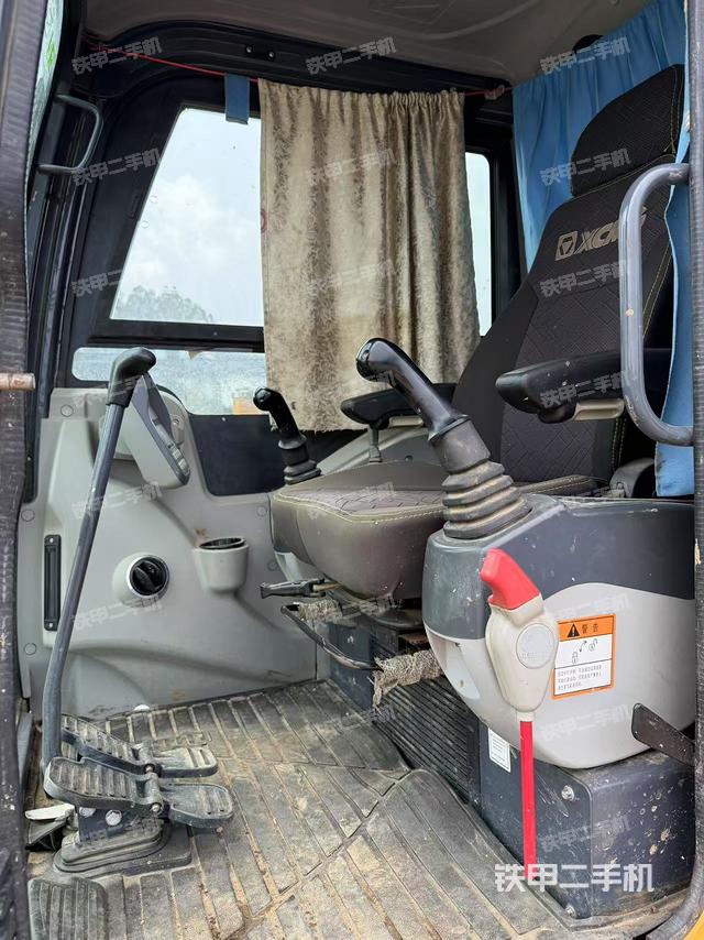 駕駛室整體(整機(jī)外觀) 駕駛室整體(整機(jī)外觀)