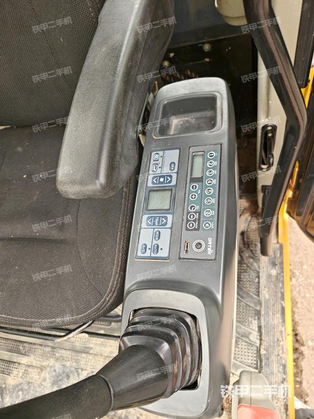 駕駛室左前45度（駕駛室部分）