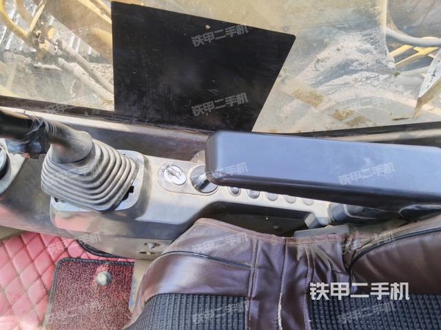 座椅右側(cè)控制臺(tái)/鑰匙門(mén)/油門(mén)/含右手柄（駕駛室部分）