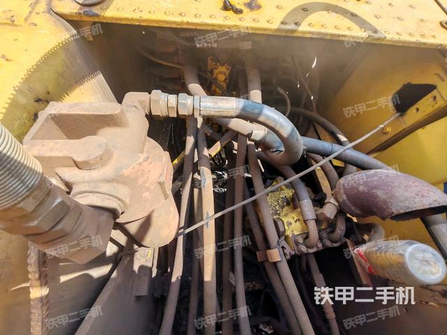 回轉(zhuǎn)馬達(dá)和主控閥（整機(jī)外觀）