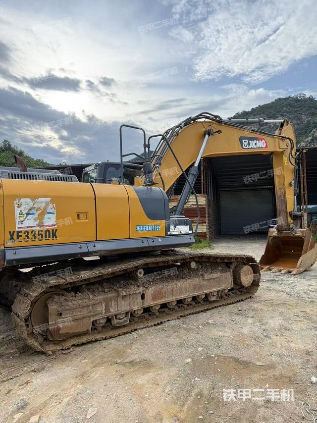 單側(cè)履帶整體(整機外觀) 單側(cè)履帶整體(整機外觀)