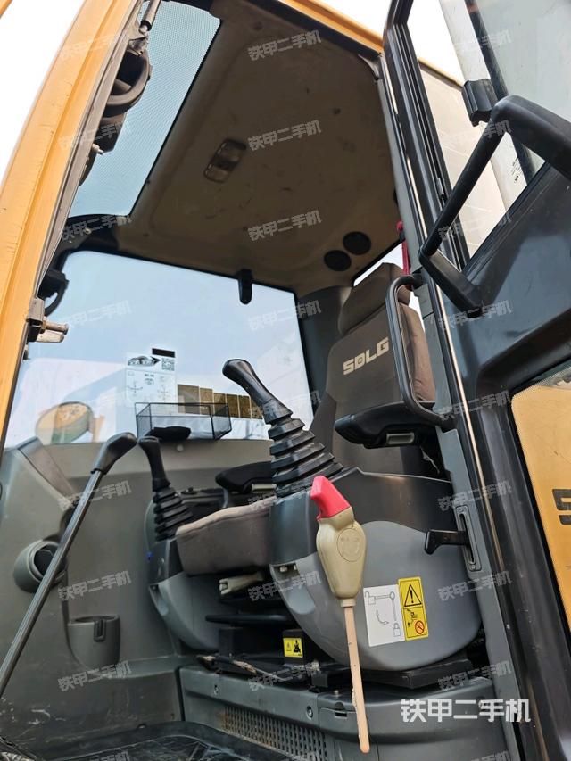 座椅右側控制臺/鑰匙門/油門/含右手柄（駕駛室部分）