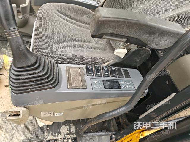 行走控制手柄和踏板?俯拍（駕駛室部分）