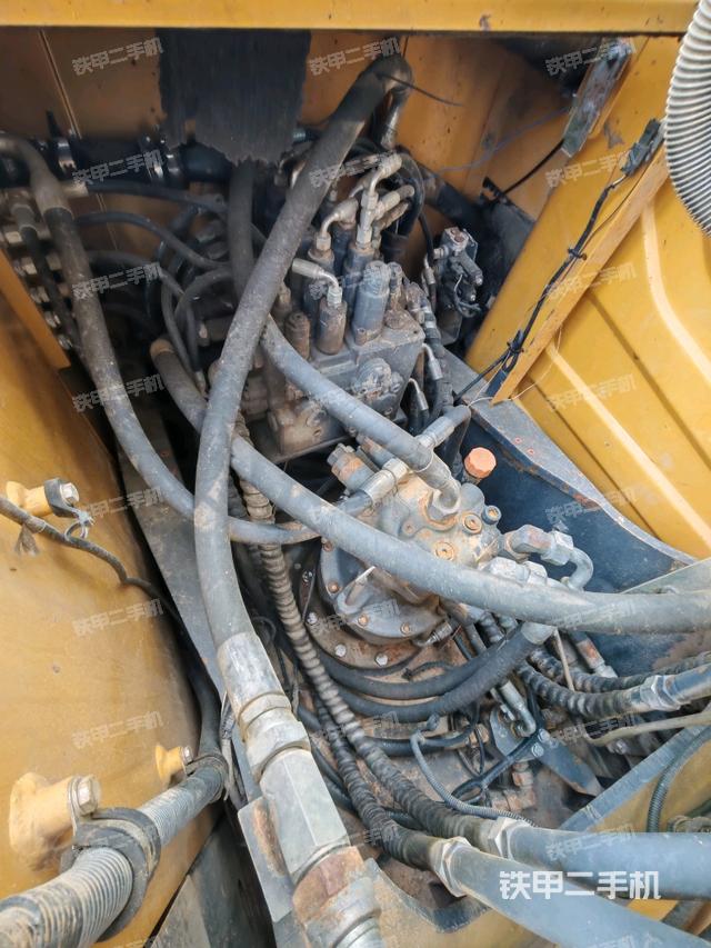 回轉(zhuǎn)馬達(dá)和主控閥（整機(jī)外觀）