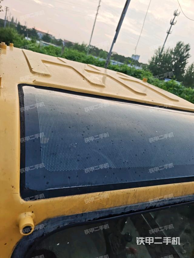 行走控制手柄和踏板?俯拍（駕駛室部分）